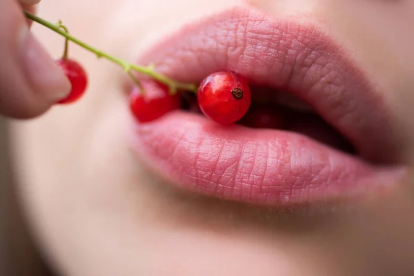 Groselha Boca Groselha Nos Lábios Groselha Vermelha Frutas Sexy Verão — Fotografia de Stock