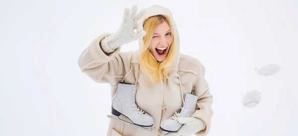 Vinterbanderoll Galen Komisk Ansiktsshow Älskar Vintern Roligt Leende Kvinna Utomhus — Stockfoto