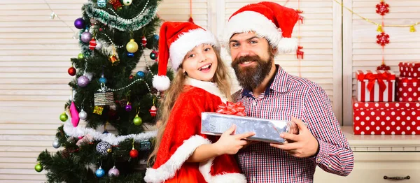 Père Avec Fille Qui Fête Noël Papa Enfant Ouvrent Cadeau — Photo