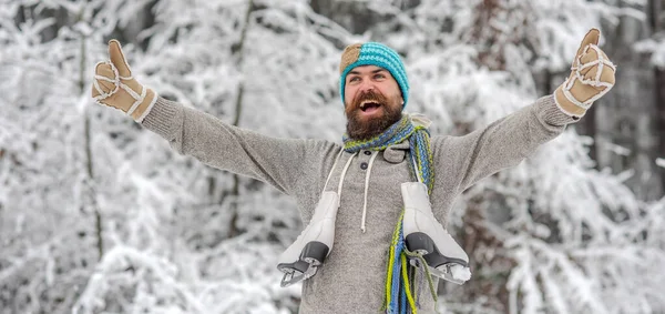 Karlı Parkta Gülen Heyecanlı Bir Adam Soğuk Kış Havasında Kış — Stok fotoğraf
