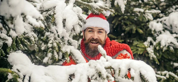 Kerstman Buiten Portret Wintersneeuw Achtergrond Man Met Kerstmuts Met Kerstcadeaus — Stockfoto