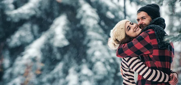 Giovane Coppia Abbraccio Neve Inverno Sfondo Coppia Innamorata Abbraccio Sfondo — Foto Stock