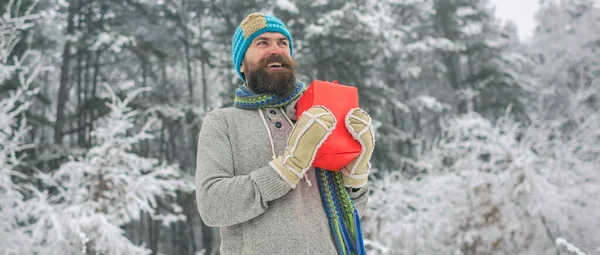 Εντυπωσιασμένος Άνθρωπος Δώρο Εξωτερικό Χώρο Χειμώνα Hipster Άνθρωπος Πλεκτό Καπέλο — Φωτογραφία Αρχείου