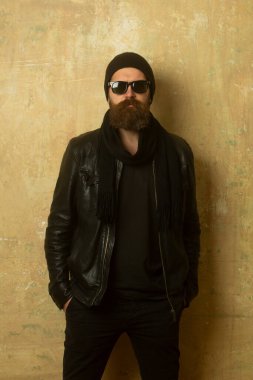 Acımasız bir adam, yakışıklı erkek modelin ciddi yüzü, erkek gücü kavramı ve güçlü. Moda erkek modeli, moda tarzı. Sakallı hippi.