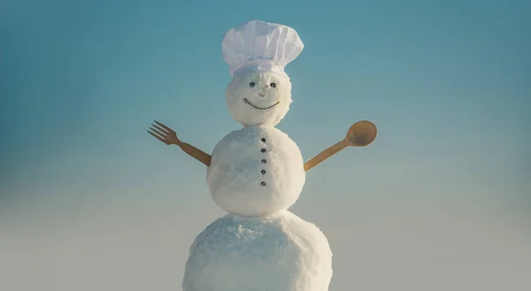 스노우 요리사는 야외에서 요리를 크리스마스 겨울의 — 스톡 사진