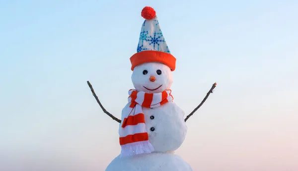 Grappige Sneeuwpop Sneeuw Outdoor Achtergrond Kerstspandoek Met Sneeuwpop Nieuwjaarskaart Met — Stockfoto