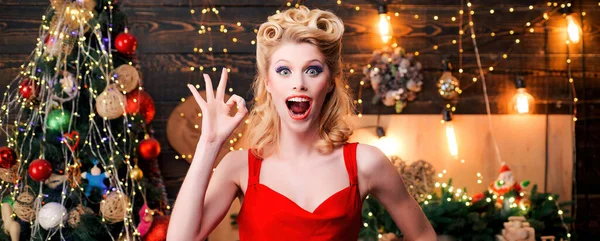 Opgewonden Vrouw Schoonheidsverzorging Retro Kapsel Voor Kerstmis Nieuwjaar — Stockfoto