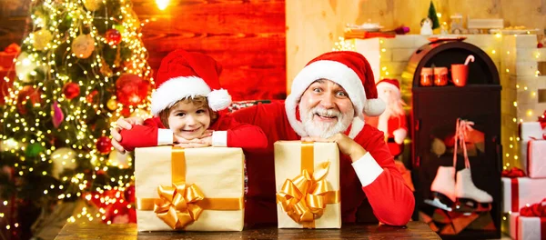 Avô Santa Com Criança Criança Mantém Presentes Presente Papai Noel — Fotografia de Stock