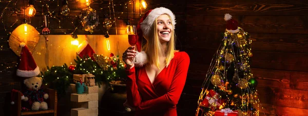 Santa Donna Possesso Bicchiere Champagne Celebra Natale Camera Decorata Casa — Foto Stock