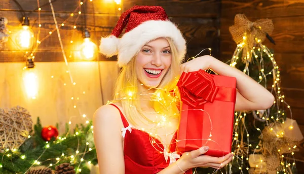 Sexy Kobieta Santa Kapelusz Prezentem Świątecznym — Zdjęcie stockowe