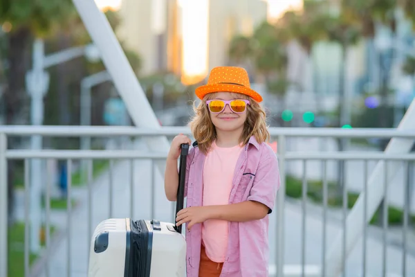 Viajante Infantil Engraçado Viajante Criança Turista Roupas Casuais Óculos Sol — Fotografia de Stock