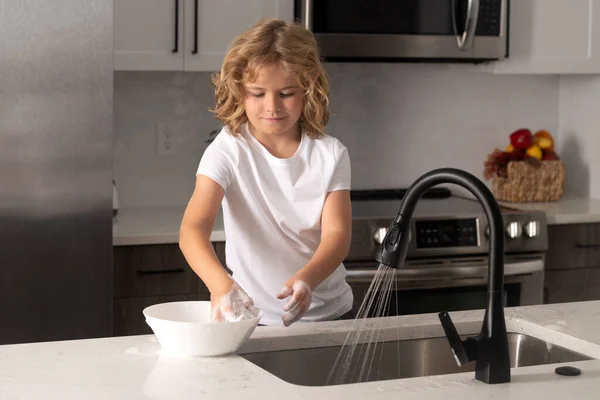 Çocuk Bulaşıkları Süngerle Yıkıyor Temizlik Malzemeleri Temizliğe Yardım Oda Servisi — Stok fotoğraf