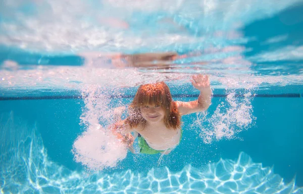 Kind Zwemmen Onder Water Het Zwembad Grappige Kinderen Jongen Spelen — Stockfoto