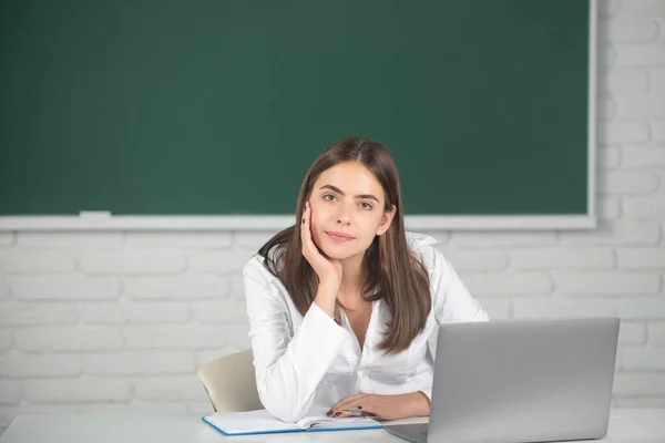 黒板を背景に教室で勉強する若い女子大生の肖像画 Pc技術を持つ少女学生 距離学習 — ストック写真