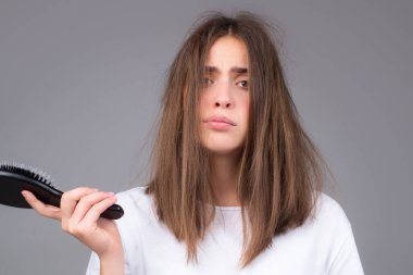 Kadın saçı dökülme sorunu, kellik. Sağlık hizmeti şampuanı ve güzellik ürünleri konsepti