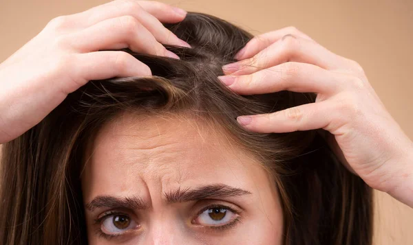 Młoda Kobieta Jest Bardzo Zdenerwowana Powodu Utraty Włosów Fryzura Zdrowa — Zdjęcie stockowe