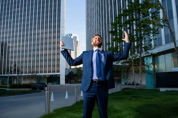 Obchodní Muž Držící Notebook Stojí Ulici Blízkosti Obchodní Kancelářské Budovy — Stock fotografie