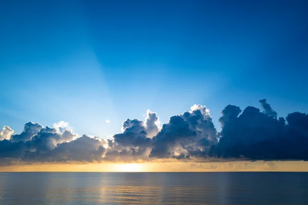 Закат Морской Пейзаж Красочный Пляж Восход Солнца Спокойными Волнами Природа — стоковое фото