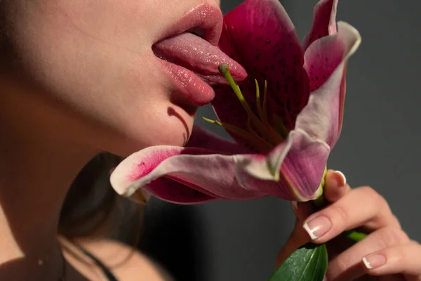 Vrouwelijke Lippen Met Daglelie Oosterse Hybriden Lilium Sexy Tong Sexy — Stockfoto