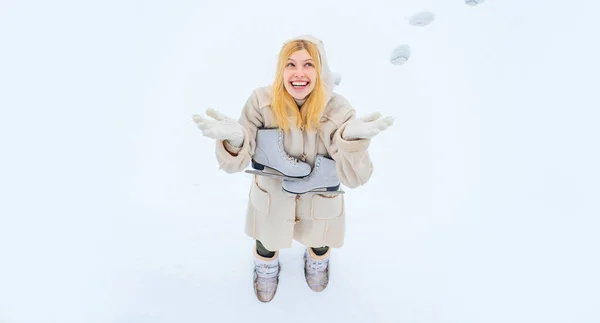 興奮した冬の女の子 雪の中で幸せな驚きの女の子 寒い日の週末に屋外冬の活動 アイススケートと冬の面白い女性 冬の公園で笑って楽しんでいる若い女の子 — ストック写真