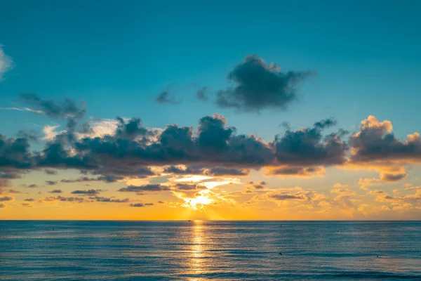 Ηλιοβασίλεμα Στον Τροπικό Ωκεανό Παραλία Σύννεφα Ανατολής Μπάνερ Για Ταξιδιωτικές — Φωτογραφία Αρχείου