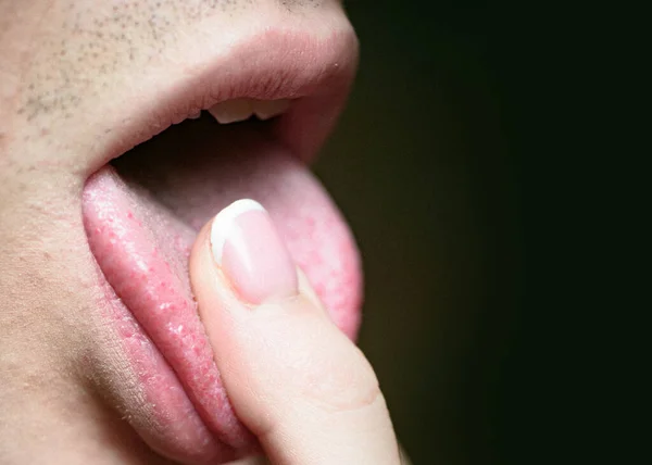 唇が指をなめる 閉じる セクシーな女性の唇 マクロ女性の口なめる指 — ストック写真