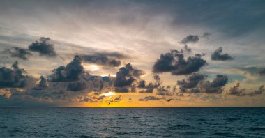 Karanlık fırtına arka planda. Dramatik kara bulutlar gökyüzü. Karanlık bulutlu tropikal gökyüzü günbatımı deniz zemininde. Fırtınalı bulutlu gökyüzü