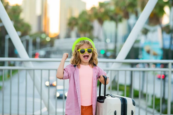 Turista Entusiasmado Viajante Infantil Engraçado Criança Com Saco Viagem Pronto — Fotografia de Stock