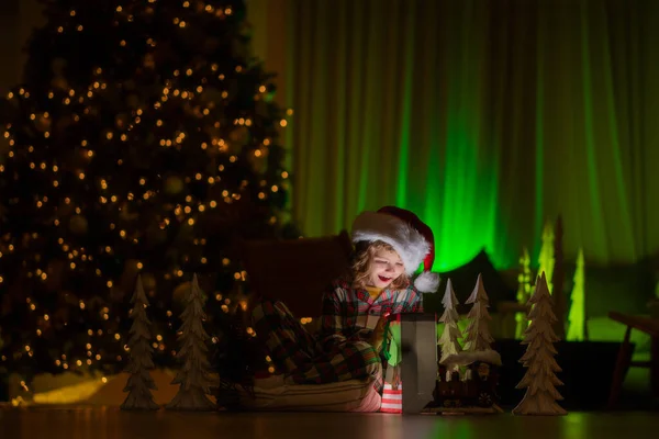 Noel Arifesinde Hediyeleri Açan Çocuk Yaşlarındaki Çocuk Noel Pijamalarıyla Noel — Stok fotoğraf