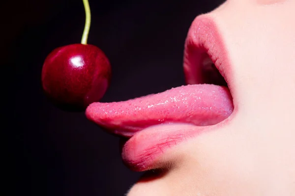 Κεράσι Στο Στόμα Της Γυναίκας Καλοκαίρι Σέξι Φρούτα Κεράσια Στα — Φωτογραφία Αρχείου