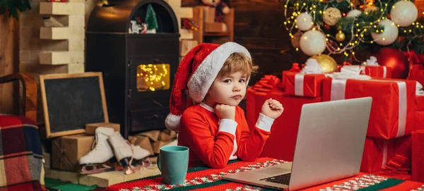 Akıllı Çocuk Yılbaşı Hediyesi Alıyor Noel Çocuğu Dizüstü Bilgisayarın Yanında — Stok fotoğraf