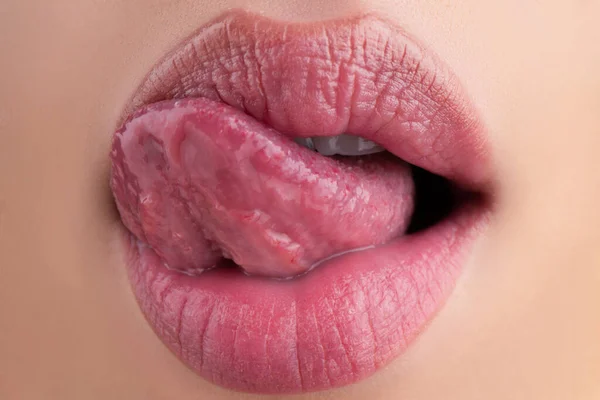 Sensuele Lik Macrotong Likt Lippen Close Van Vrouw Mond — Stockfoto