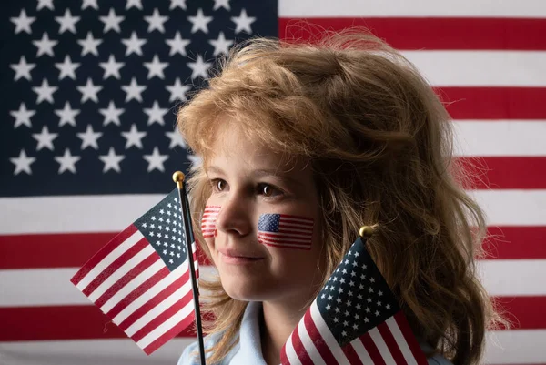 Αμερικανική Σημαία Στο Παιδικό Μάγουλο Ιουλίου Έννοια Των Ηνωμένων Πολιτειών — Φωτογραφία Αρχείου