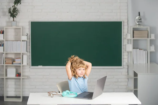 Schoolleerling Draagt Een Koptelefoon Leert Online Klas Docent Tutor Laptop — Stockfoto