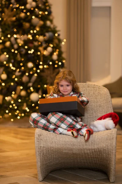 Çocuk Noel Yeni Yıl Tatiline Hazırlanıyor — Stok fotoğraf