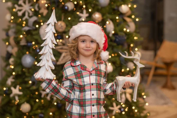 圣诞节的时候孩子在家里 小孩子庆祝圣诞节或新年 — 图库照片