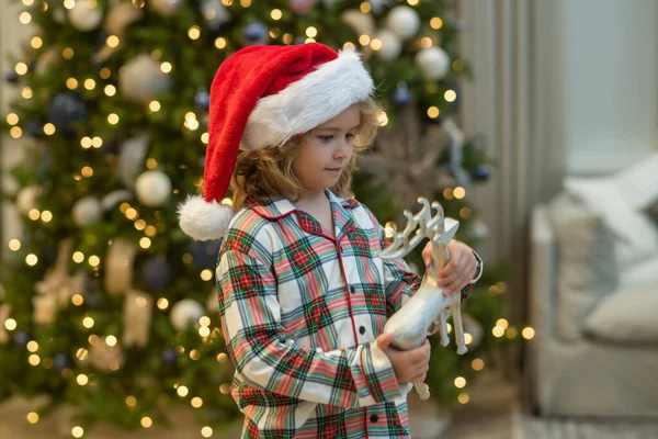 Lyckligt Barn Tomte Hatt Nära Julgran Hemma — Stockfoto