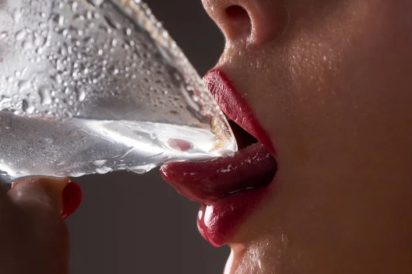 Chiudere Bocca Con Vetro Bevi Dell Acqua Labbra Assaggiano Cocktail — Foto Stock