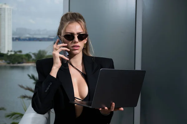 Sexy Selbstbewusste Businessfrau Modischen Business Anzug Mit Laptop Büro Balkonblick — Stockfoto