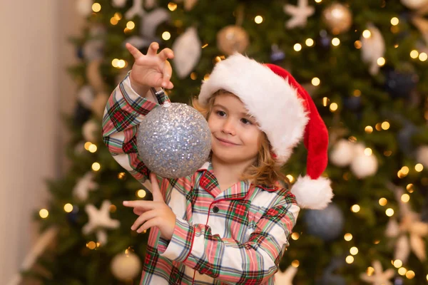 Gledelig Barn Nissehatt Nær Juletreet Jul Nyttår Vinterferiebegrepet – stockfoto