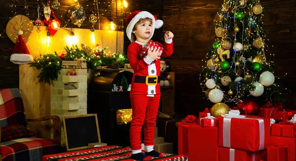Kind Met Kerstboom Versieren Plezier Hebben Nieuwjaarsverrassing Cadeautjes Lief Kind Stockafbeelding