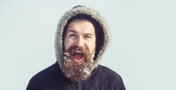 风趣而兴奋的大胡子男人在雪地里的画像 冬天的男人 留着雪白的胡子 长胡子 留着雪白胡子的男人冬雪中的野蛮嬉皮士 冬季男子圣诞节横幅 — 图库照片