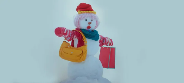 Moda Zabawny Bałwan Torbą Zakupy Śniegu Tle Zewnętrznym Sztandar Świąteczny — Zdjęcie stockowe