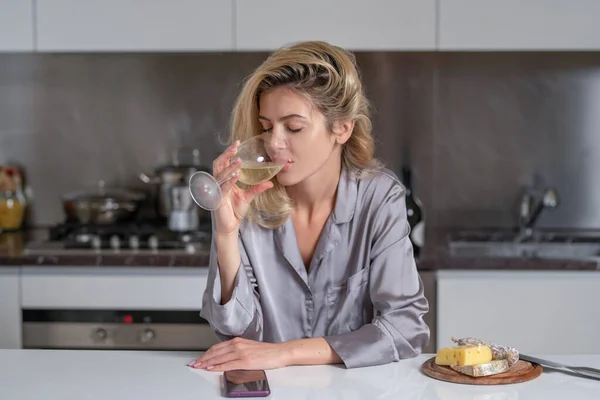 Donna Beve Vino Cucina Abuso Alcol — Foto Stock
