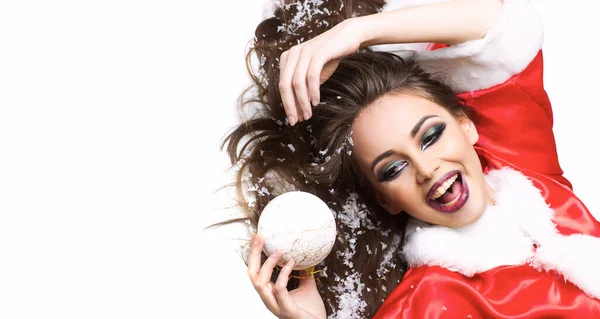 Szexi Izgatott Fiatal Karácsonyi Labdával Csinos Lány Téli Ünnepeket Ünnepli — Stock Fotó