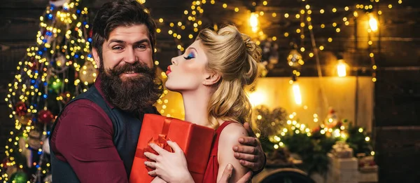 Casal Natal Com Presentes Beijar Abraçar Natal Animado Casal Surpreso — Fotografia de Stock