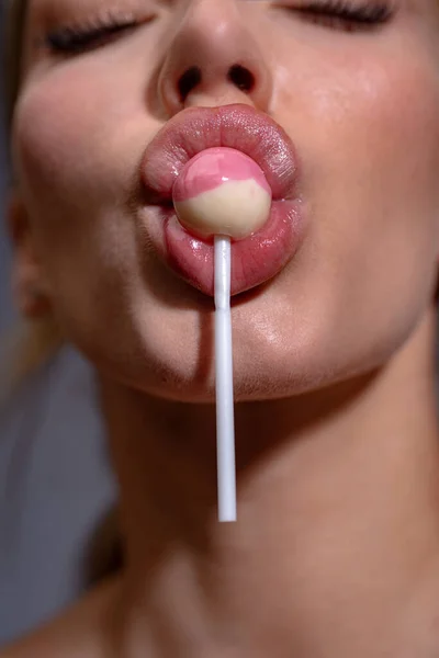 女性の口の中でロリポップ 女の子はロリポップをなめる 閉じます 口舐め吸いますChupaカップ — ストック写真