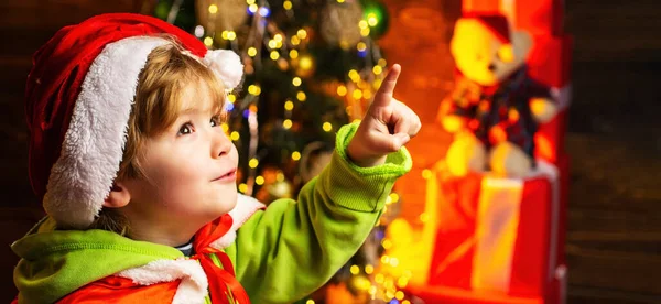 Junge Niedliches Kind Fröhliche Stimmung Spielen Der Nähe Von Weihnachtsbaum — Stockfoto
