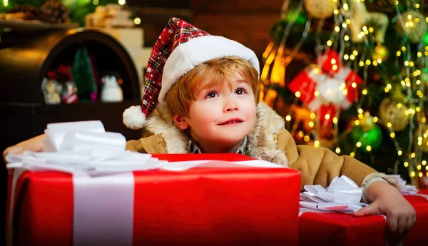 Criança Feliz Perto Grande Presente Natal Crianças Ano Novo Criança — Fotografia de Stock
