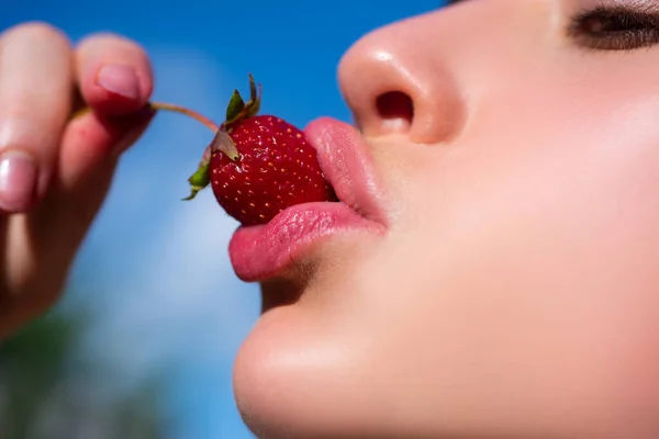 唇にイチゴ 女性の口の中で赤いイチゴを閉じます 夏のセクシーな果物 美しい少女 口の中のイチゴ — ストック写真